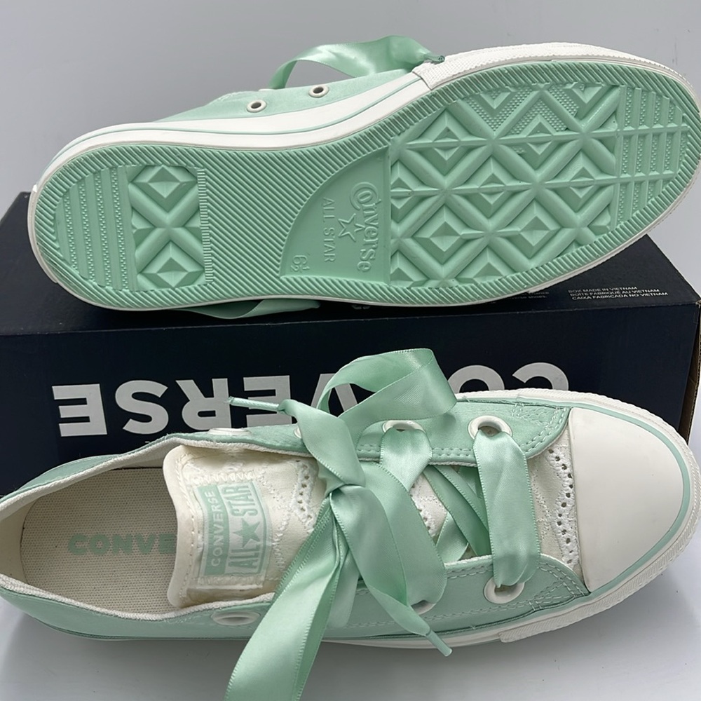 Converse WMNS CTAS LIFT OX
STICKY ALOE/EGRET/EGRET A10300C Platforms Sneakers - Picture 3 of 16